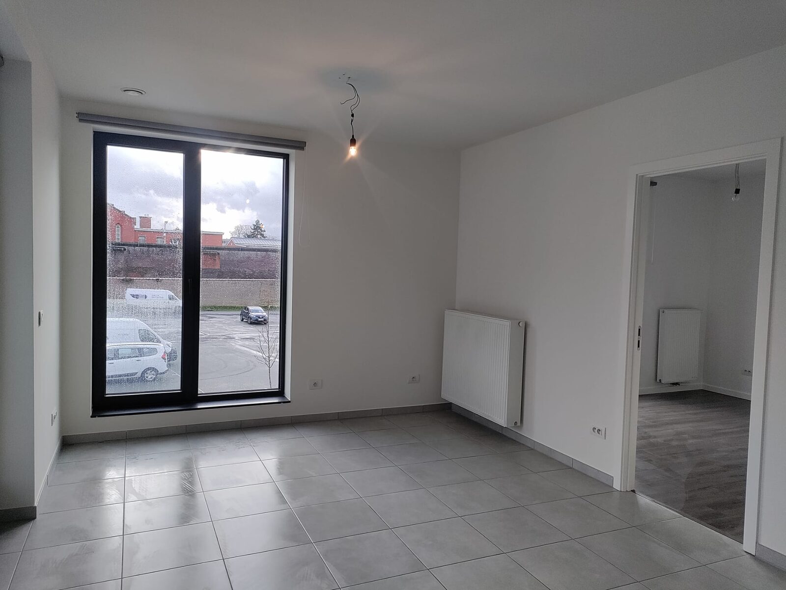 Pas geschilderde kamer met witte muren en plafond in een nieuwbouwappartement
